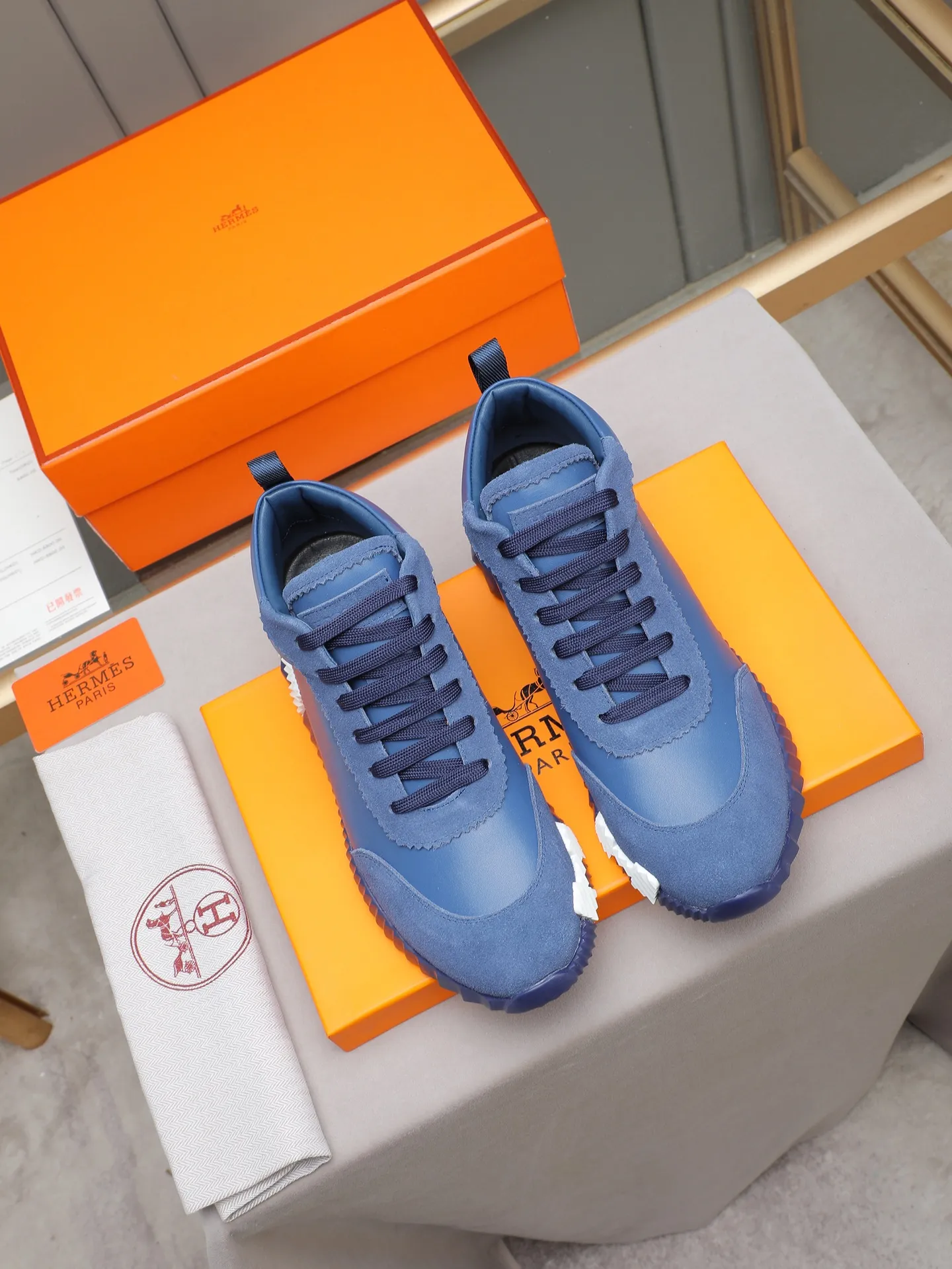 PPP460 (Hermes high-top men's shoes)🆕Men's sports shoes, decorated with textured calfskin details. Spliced ​​with original cowhide, this shoe draws inspiration from the equestrian world, integrating technical details and practical functions. Breathable sheep lining, original combination outsole, high-end quality, and every detail is perfectly combined! Size: 38-44 (45 can be customized)